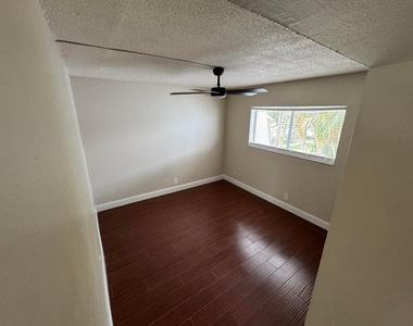725 Hummingbird Way - Photo Thumbnail 15