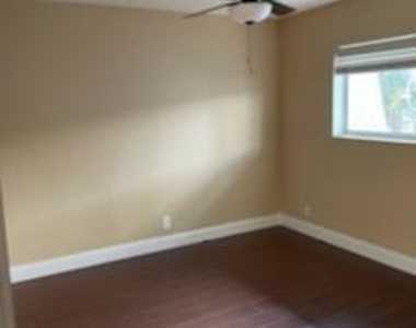 725 Hummingbird Way - Photo Thumbnail 3
