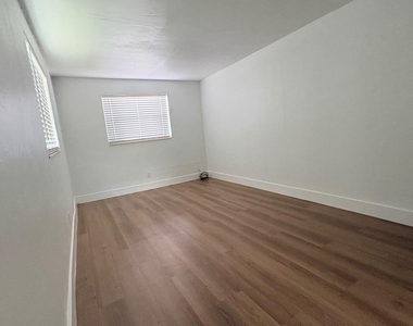 3740 Nw 9th Street - Photo Thumbnail 4