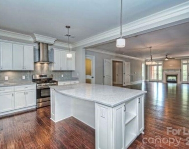 2100 Queens Road W - Photo Thumbnail 3