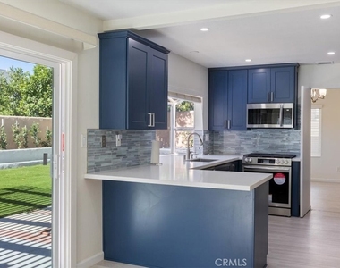 20220 Elkwood Street - Photo Thumbnail 6