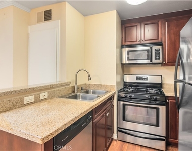 5500 Owensmouth Avenue - Photo Thumbnail 4
