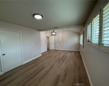 5621 Kenwood - Photo Thumbnail 14