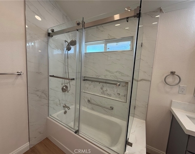 5621 Kenwood - Photo Thumbnail 10
