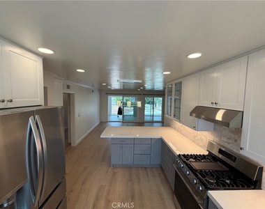 5621 Kenwood - Photo Thumbnail 4