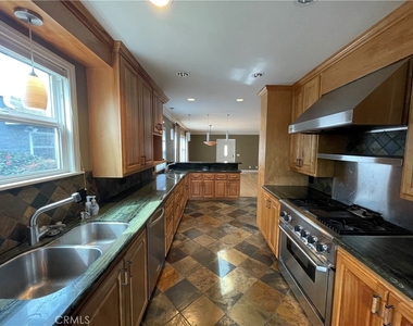 220 Baltimore Avenue - Photo Thumbnail 4