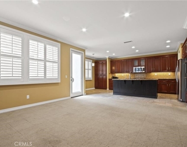 823 Canterbury Lane - Photo Thumbnail 12