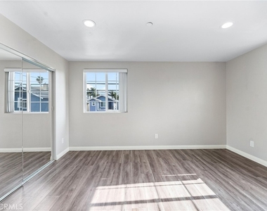435 Cerritos Avenue - Photo Thumbnail 24