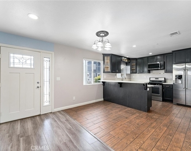 435 Cerritos Avenue - Photo Thumbnail 8