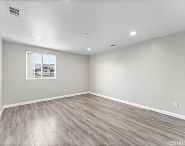 435 Cerritos Avenue - Photo Thumbnail 17