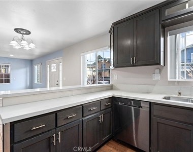 435 Cerritos Avenue - Photo Thumbnail 12