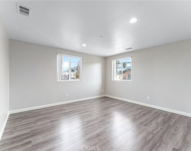 435 Cerritos Avenue - Photo Thumbnail 23