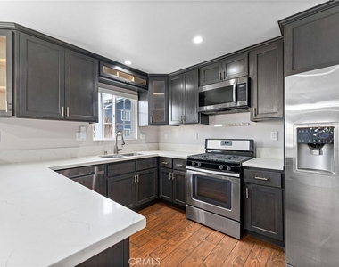 435 Cerritos Avenue - Photo Thumbnail 9