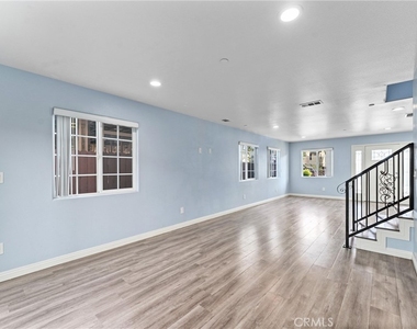 435 Cerritos Avenue - Photo Thumbnail 6