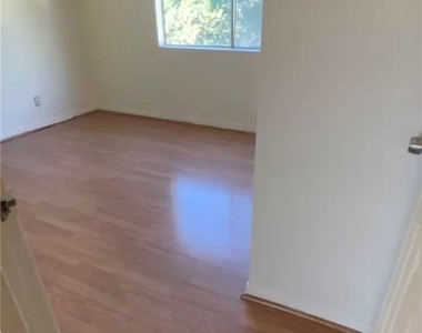 1143 Wilcox Place N - Photo Thumbnail 9