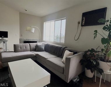 1143 Wilcox Place N - Photo Thumbnail 3