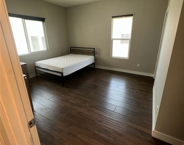 1224 W 35th Street - Photo Thumbnail 4