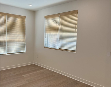 1816 E 1st Street - Photo Thumbnail 8