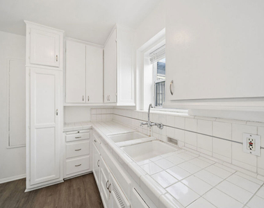 1402 N Mansfield Avenue - Photo Thumbnail 6