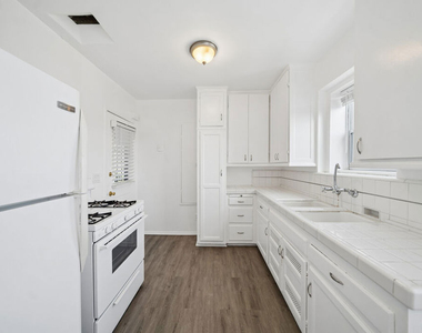 1402 N Mansfield Avenue - Photo Thumbnail 4