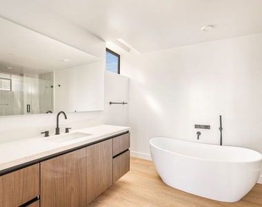 2361 Fox Hills Drive - Photo Thumbnail 12
