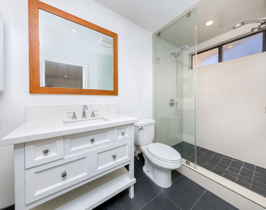 1633 S Bentley Avenue - Photo Thumbnail 6