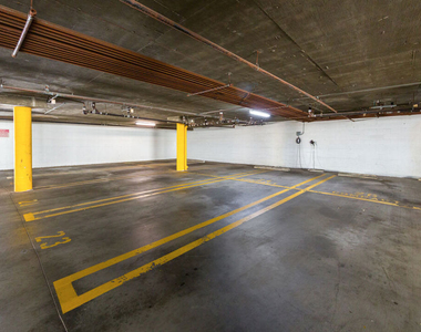 1633 S Bentley Avenue - Photo Thumbnail 12