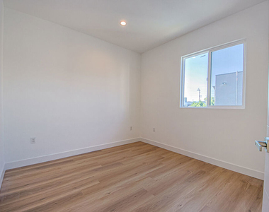 11443 1/2 Hatteras Street - Photo Thumbnail 17
