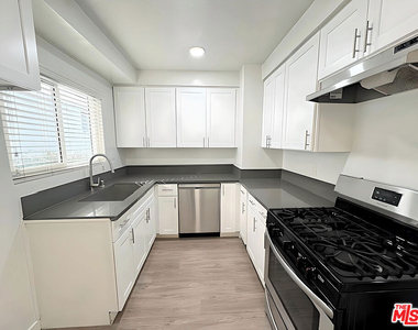 228 S Mariposa Avenue - Photo Thumbnail 2