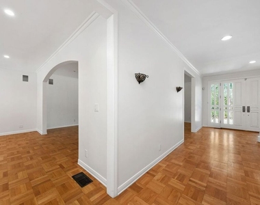 517 N Elm Drive - Photo Thumbnail 9