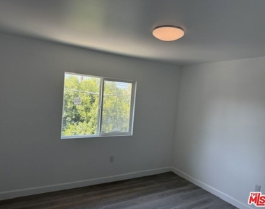 1499 W 35th Place - Photo Thumbnail 1