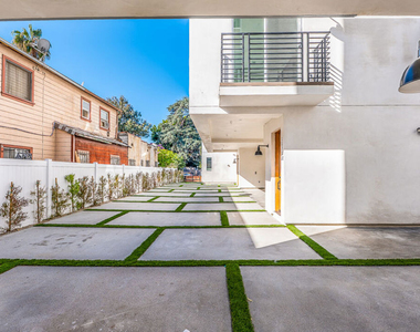 1238 1/2 N Beachwood Drive - Photo Thumbnail 18