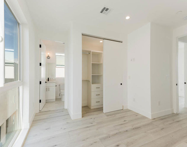 1238 1/2 N Beachwood Drive - Photo Thumbnail 8