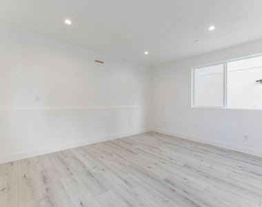 1238 1/2 N Beachwood Drive - Photo Thumbnail 3