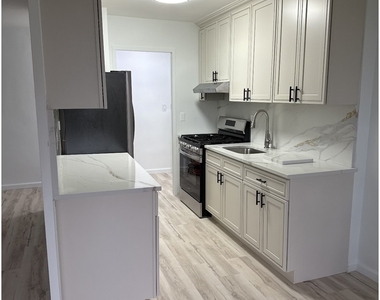 235 E 40th St - Photo Thumbnail 3