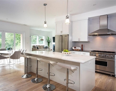 8 Boulevard W - Photo Thumbnail 1