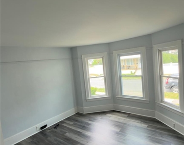 21 Hoffman Avenue - Photo Thumbnail 2