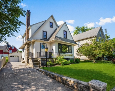 217 Soundview Avenue - Photo Thumbnail 1