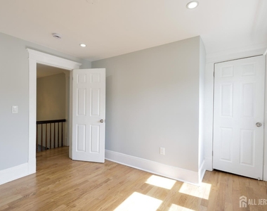657 Amboy Avenue - Photo Thumbnail 9