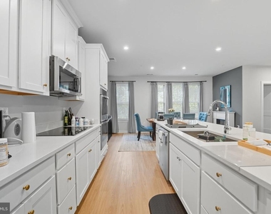 709 Thomas Ln - Photo Thumbnail 7