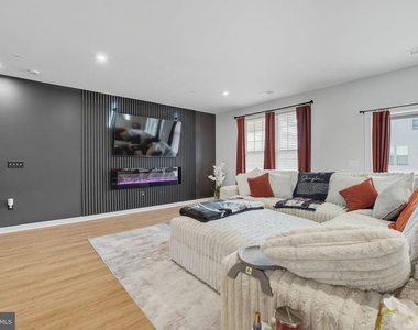 709 Thomas Ln - Photo Thumbnail 9