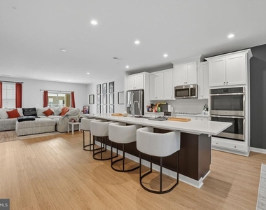709 Thomas Ln - Photo Thumbnail 8