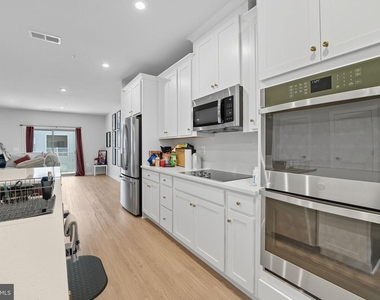 709 Thomas Ln - Photo Thumbnail 10