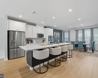 709 Thomas Ln - Photo Thumbnail 6