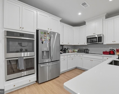 707 Thomas Lane - Photo Thumbnail 8
