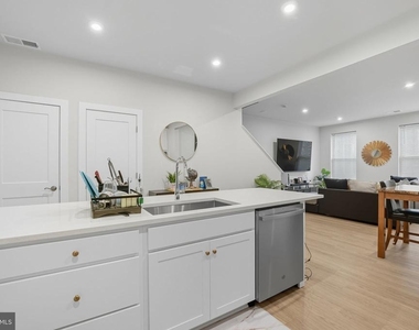 707 Thomas Lane - Photo Thumbnail 10