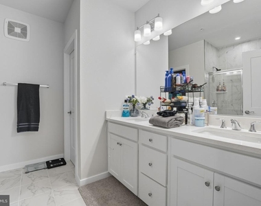 707 Thomas Lane - Photo Thumbnail 24