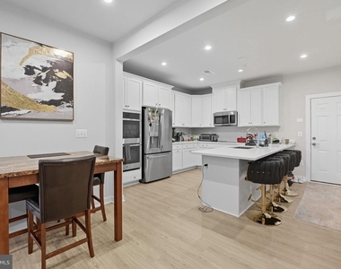 707 Thomas Lane - Photo Thumbnail 7