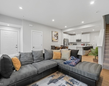 707 Thomas Lane - Photo Thumbnail 6