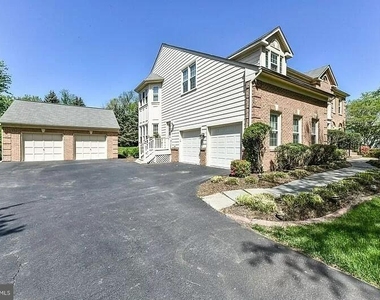 1088 Safa Street - Photo Thumbnail 43